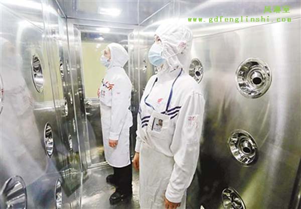 工作人員進入風淋室吹淋除塵 工作人員進入風淋室吹淋除塵