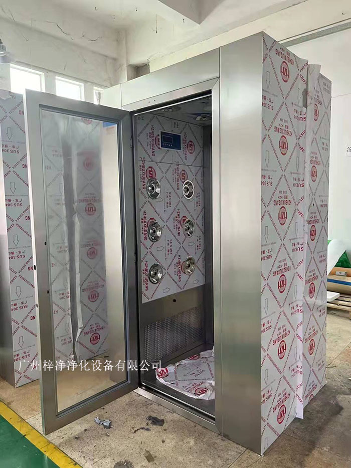 風淋室是一種局部潔凈的設備，可以有效并迅速的去除人體表面附著的一切塵土及雜物