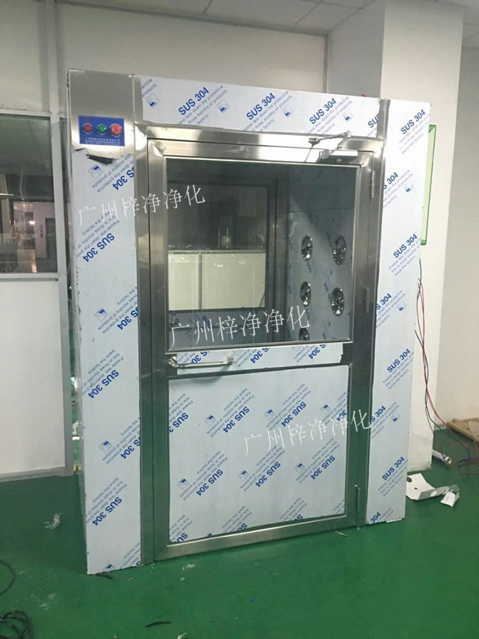 防爆風淋室是指風淋室的電機、指示燈、照明燈、接線管必須嚴格按照防爆標準