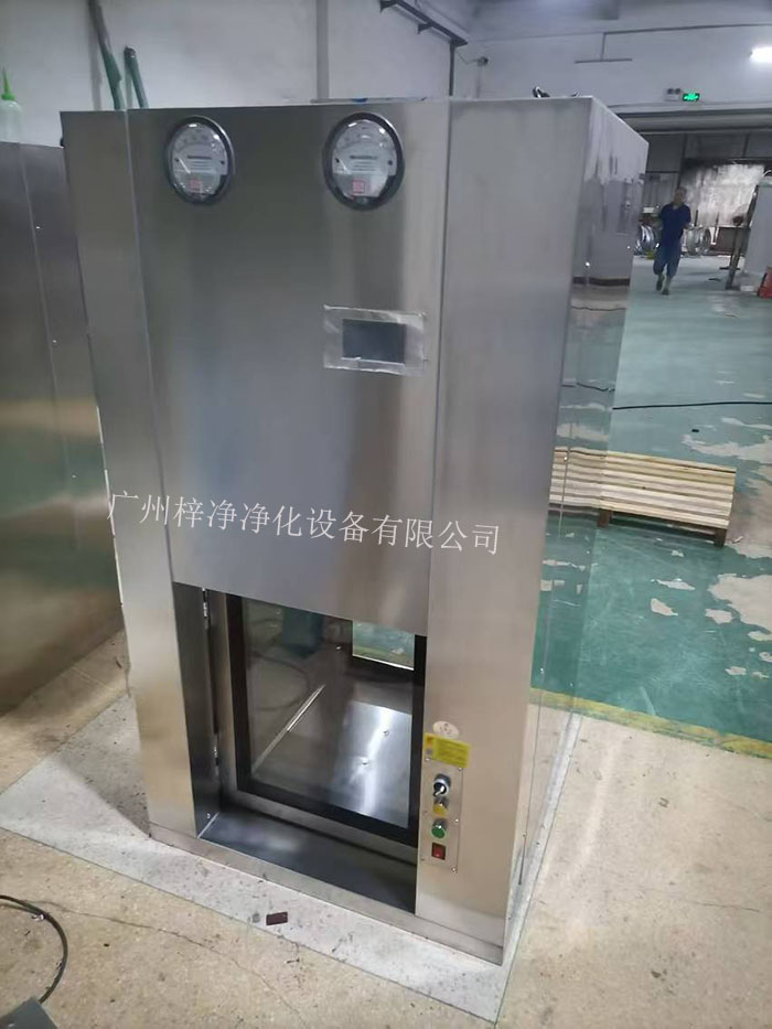 傳遞窗是一種用于潔凈室內部或潔凈室與外界之間傳遞物品的設備，可以防止外部污染進入潔凈室。