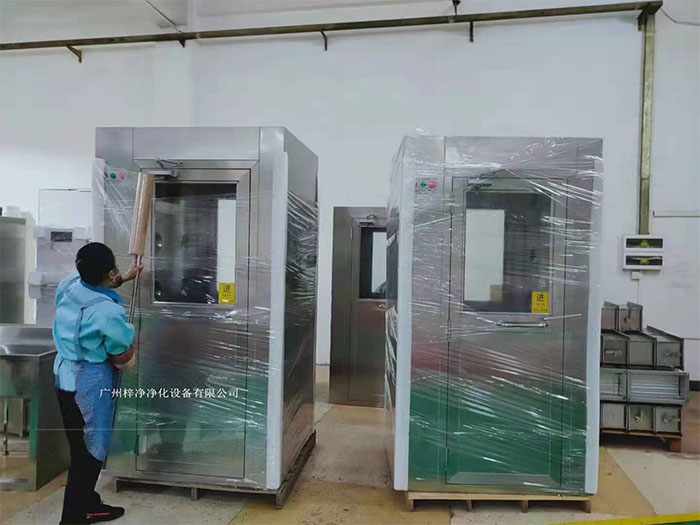 在風(fēng)淋室外部包裝上，使用纏繞膜可以進(jìn)一步提高包裝的密封性和抗沖擊性。