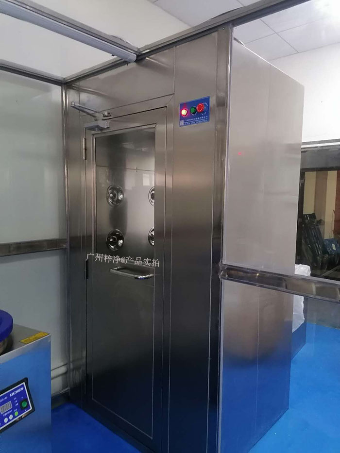 藥行業實驗室的風淋室可以根據實驗室的具體需求進行定制，包括風淋室尺寸、風淋室風速、風淋室高效空氣過濾器過濾效率等，以適應不同實驗活動的需要。