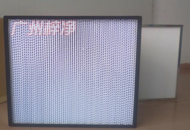 HS有隔板高效過濾器可廣泛用于光學(xué)電子、LCD液晶制造，生物醫(yī)藥、精密儀器、飲料食品，PCB印刷等行業(yè)無塵凈化車間的空調(diào)末端送風(fēng)處。